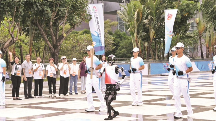 یک روبات، مشعل‌دار بازی‌های ملی چین شد