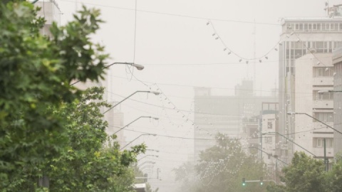 گرد و خاک تا پایان هفته در تهران ماندگار است؛ فعالیت سامانه بارشی