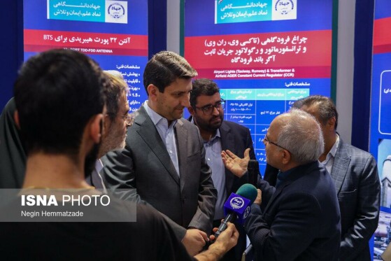 بازدید وزیر ارتباطات از نمایشگاه دستاوردهای علمی و فناورانه جهاد دانشگاهی