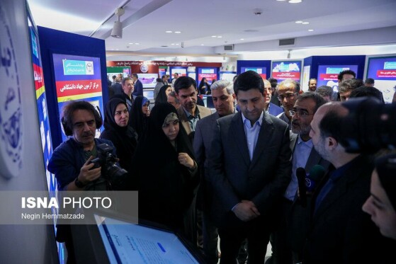 بازدید وزیر ارتباطات از نمایشگاه دستاوردهای علمی و فناورانه جهاد دانشگاهی