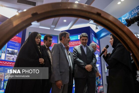 بازدید وزیر ارتباطات از نمایشگاه دستاوردهای علمی و فناورانه جهاد دانشگاهی