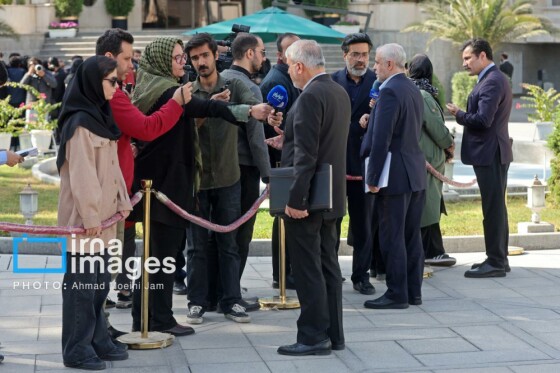 اعضای هیأت دولت در جمع خبرنگاران