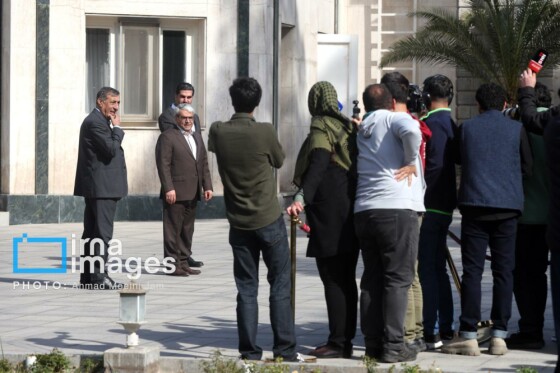 اعضای هیأت دولت در جمع خبرنگاران