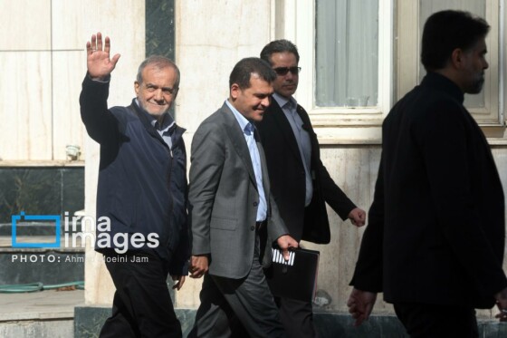 اعضای هیأت دولت در جمع خبرنگاران