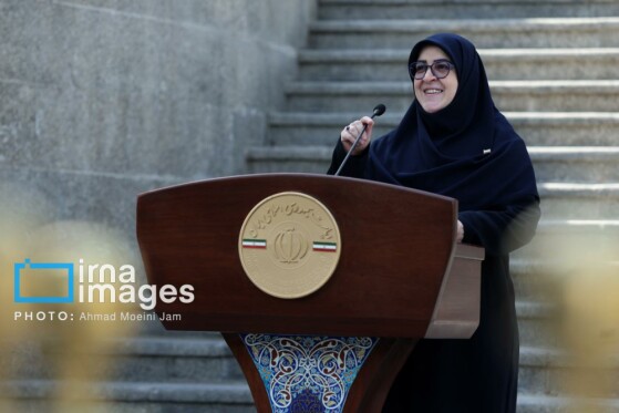 اعضای هیأت دولت در جمع خبرنگاران