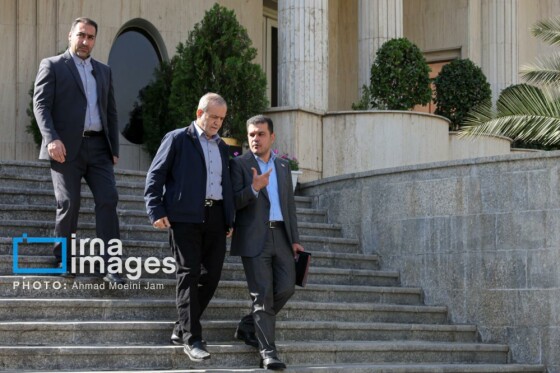 اعضای هیأت دولت در جمع خبرنگاران