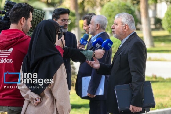 اعضای هیأت دولت در جمع خبرنگاران