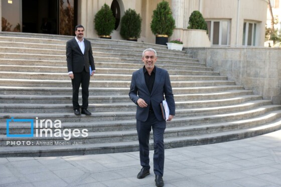 اعضای هیأت دولت در جمع خبرنگاران