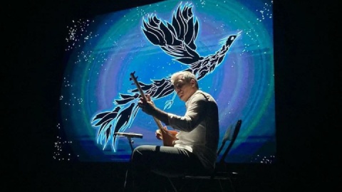 آریا عظیمی‌نژاد «عشق در گذر دوران» را در پاریس روی صحنه برد