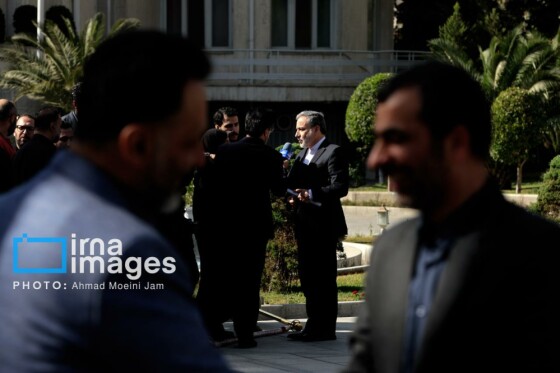 اعضای هیأت دولت در جمع خبرنگاران