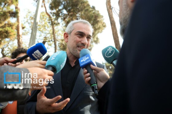 اعضای هیأت دولت در جمع خبرنگاران