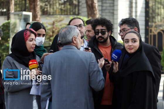اعضای هیأت دولت در جمع خبرنگاران