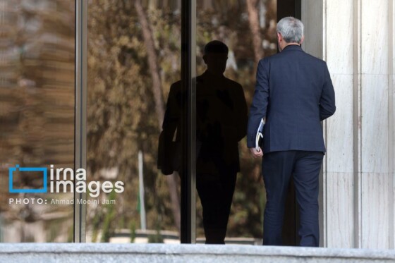 اعضای هیأت دولت در جمع خبرنگاران