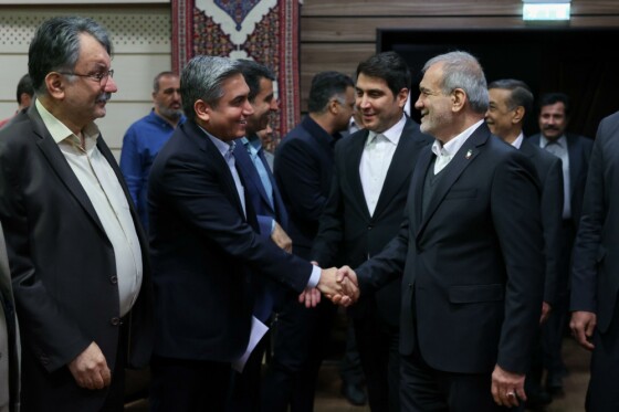 نشست دکتر مسعود پزشکیان با فرهیختگان و فعالان اجتماعی و فرهنگی استان کردستان