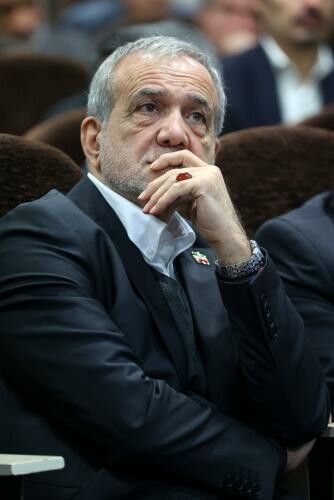 نشست دکتر مسعود پزشکیان با فرهیختگان و فعالان اجتماعی و فرهنگی استان کردستان