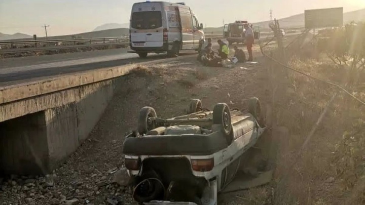 واژگونی پراید در جاده شیراز به استهبان ۵ مصدوم برجای گذاشت