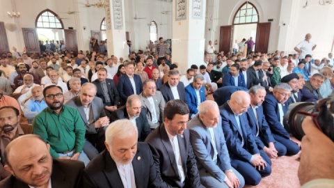 قالیباف در بین نمازگزاران کراچی برای اقامه نماز جمعه حضور یافت