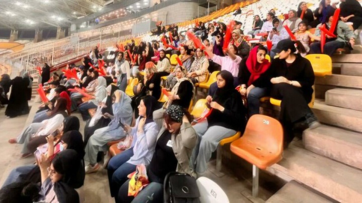 نخستین حضور بانوان در ورزشگاه اختصاصی فولاد خوزستان رقم خورد