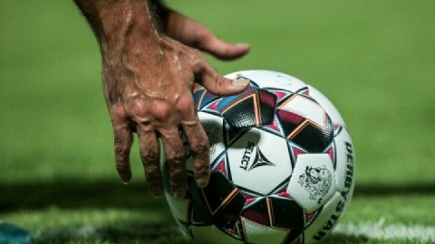 نصف لیگ برتر بدون اسپانسر!