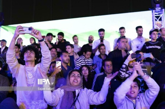 رونمایی از مجسمه «زانو زنندگان برابر ایران»