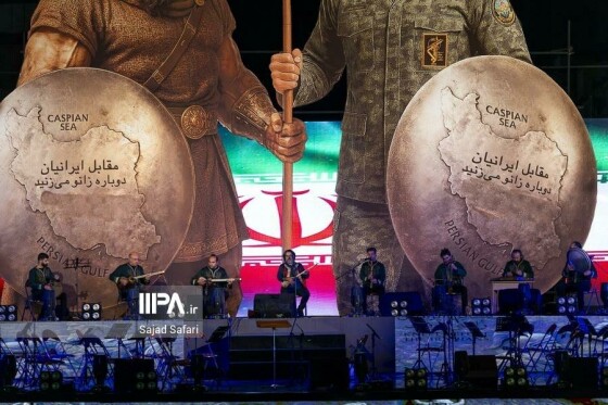 رونمایی از مجسمه «زانو زنندگان برابر ایران»