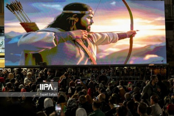 رونمایی از مجسمه «زانو زنندگان برابر ایران»