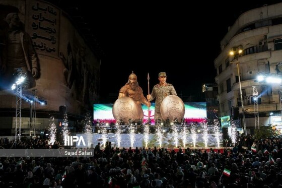 رونمایی از مجسمه «زانو زنندگان برابر ایران»