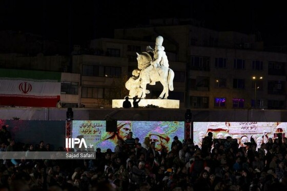 رونمایی از مجسمه «زانو زنندگان برابر ایران»