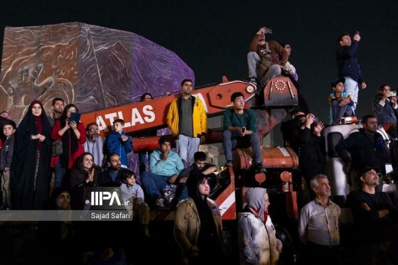رونمایی از مجسمه «زانو زنندگان برابر ایران»