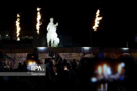 رونمایی از مجسمه «زانو زنندگان برابر ایران»