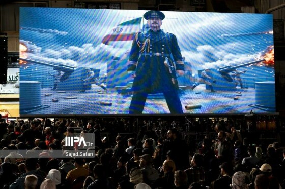 رونمایی از مجسمه «زانو زنندگان برابر ایران»