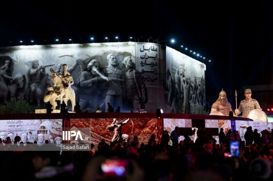 رونمایی از مجسمه «زانو زنندگان برابر ایران»