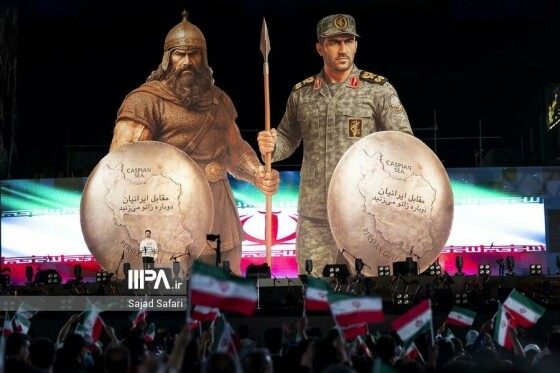 رونمایی از مجسمه «زانو زنندگان برابر ایران»