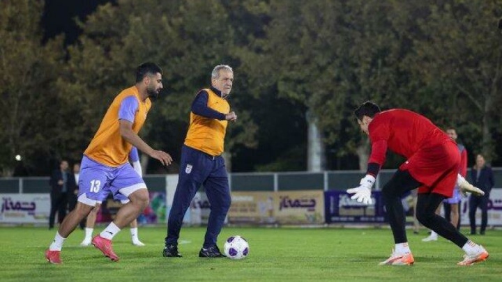 رئیس‌جمهور همراه با ملی‌پوشان فوتبال کشورمان پا به توپ شد