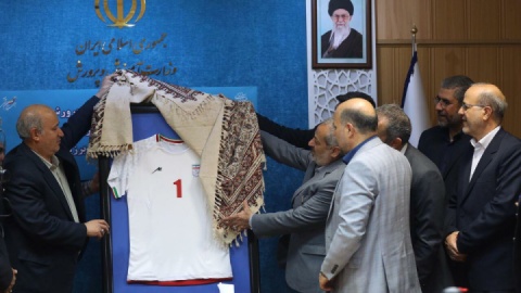 فیلم / در حضور وزیر از پیراهن تیم ملی فوتسال دانشآموزان رونمایی شد