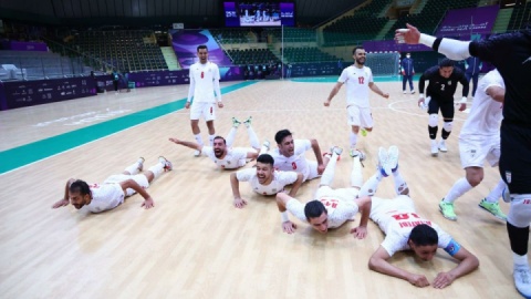 فیلم/ شادی اعضای تیم ملی فوتسال پس از قهرمانی در بازی‌های کشورهای اسلامی و سجده بر پرچم ایران