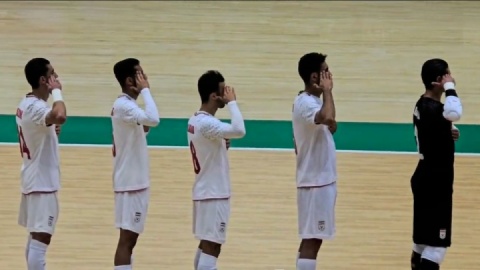 فیلم/ سلام نظامی اعضای تیم ملی فوتسال ایران در بازی فینال رقابت‌های همبستگی کشورهای اسلامی ریاض در مقابل مراکش