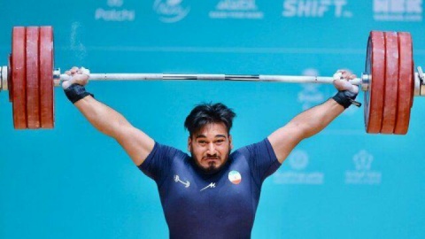 نقره دوضرب بر گردن وزنهبردار ایران