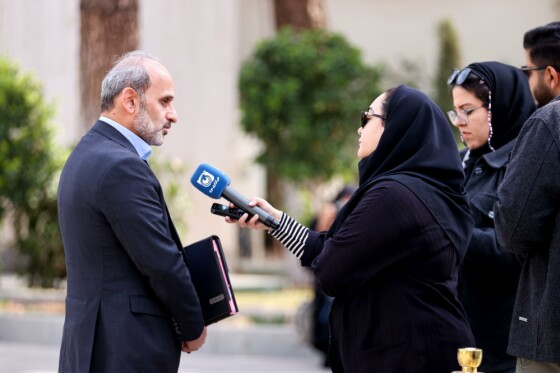 اعضای هیأت دولت در جمع خبرنگاران