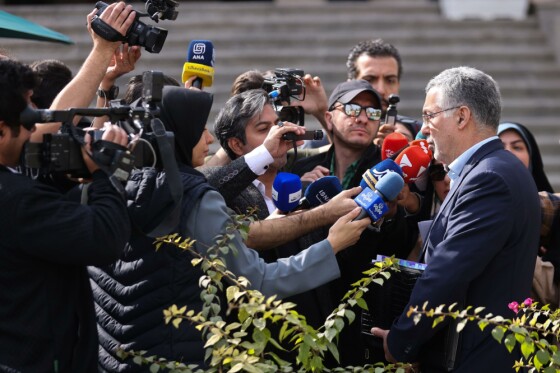 اعضای هیأت دولت در جمع خبرنگاران