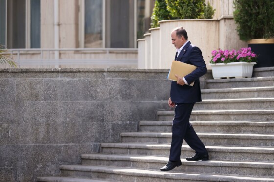 اعضای هیأت دولت در جمع خبرنگاران