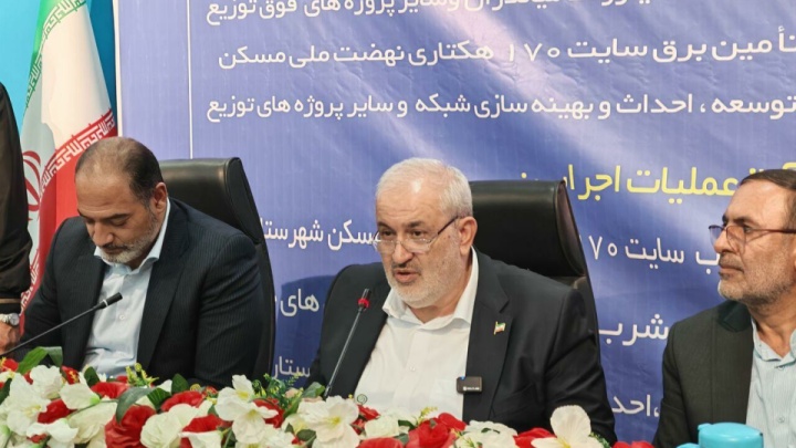 وزیر نیرو: شیرین‌سازی آب دریا با ظرفیت ۲ میلیارد مترمکعب در دستور کار است‌