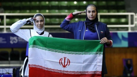 فیلم/سلام نظامی مهروز ساعی و ساینا کریمی پس از کسب مدال طلای تکواندو در ششمین دوره بازیهای کشورهای اسلامی