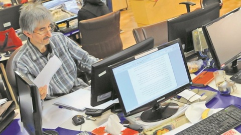 مرد آرام تحریریه با کاغذهای کاهی