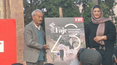فیلم / رونمایی از پوستر چهل و سومین جشنواره جهانی فیلم فجر در جوار آرامگاه سعدی شیرازی