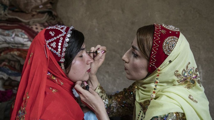 چرا زنان ایرانی آرایش می‌کنند؟