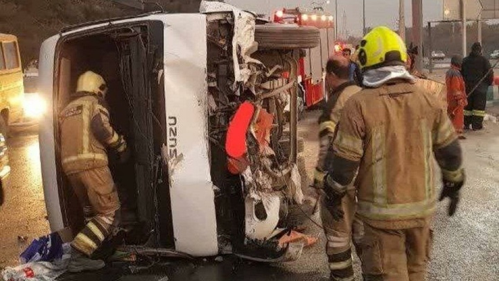 واژگونی مینی‌بوس کارگران در بزرگراه هاشمی