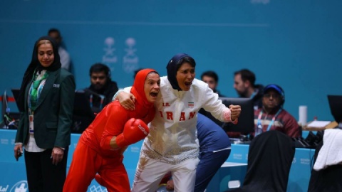 فیلم/  احترام نظامی سهیلا منصوریان  و سارا شفیعی به پرچم ایران