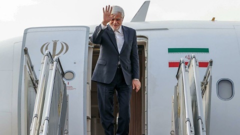 عارف عازم روسیه شد