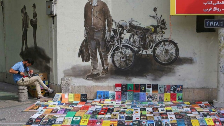 عاشقان کتاب چگونه با گرانی آن می‌جنگند؟